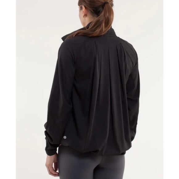 Lululemon Transition Jacket Womens
Black Swing Top Swift Pleated Sz 10 Gorpcore - Picture 8 of 8